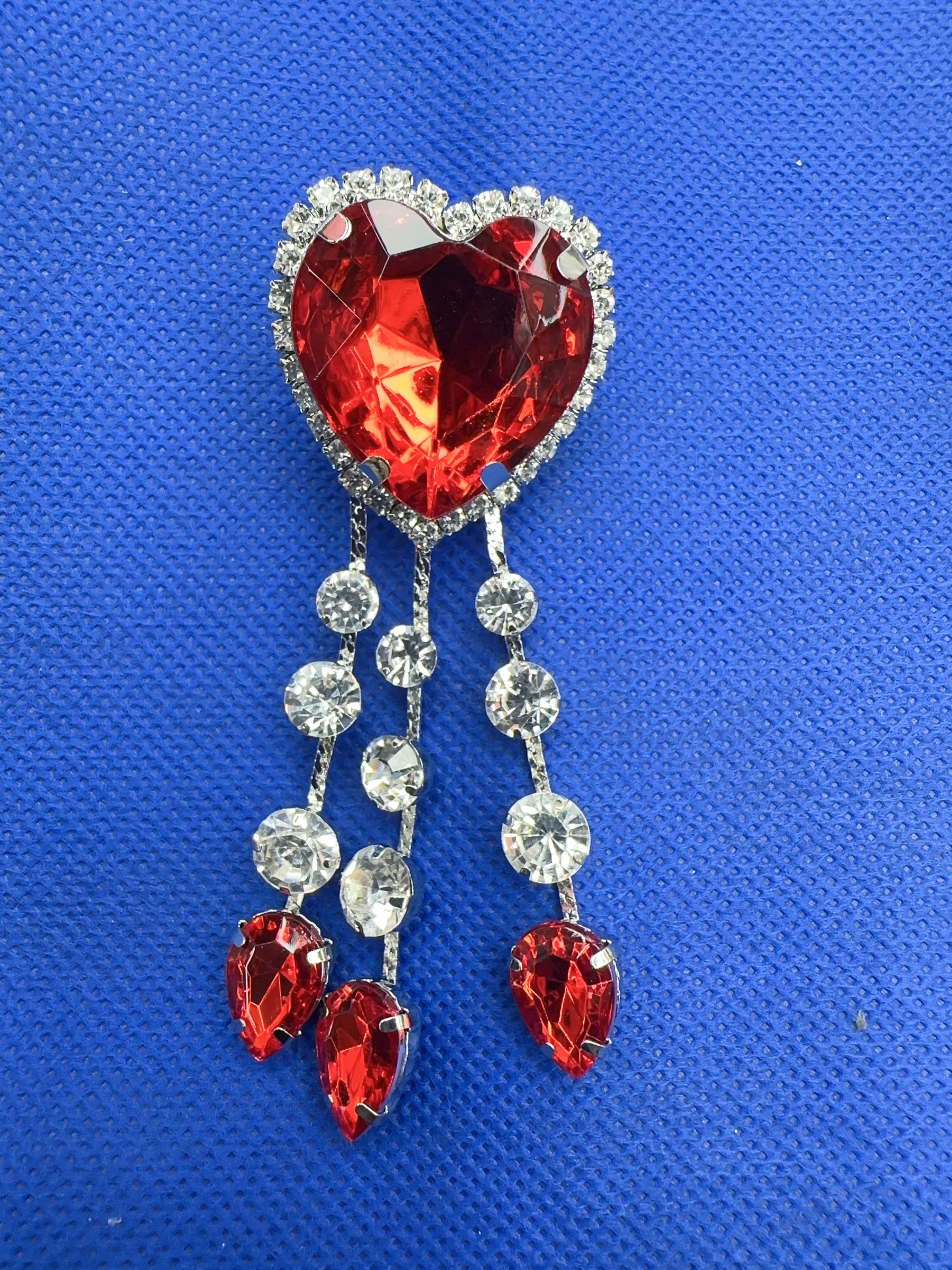 Super sparkling claw chain earrings, European and American exaggerated earrings, heart-shaped tassel earrings, women's diamond-encrusted full diamond dinner earrings detail image 6