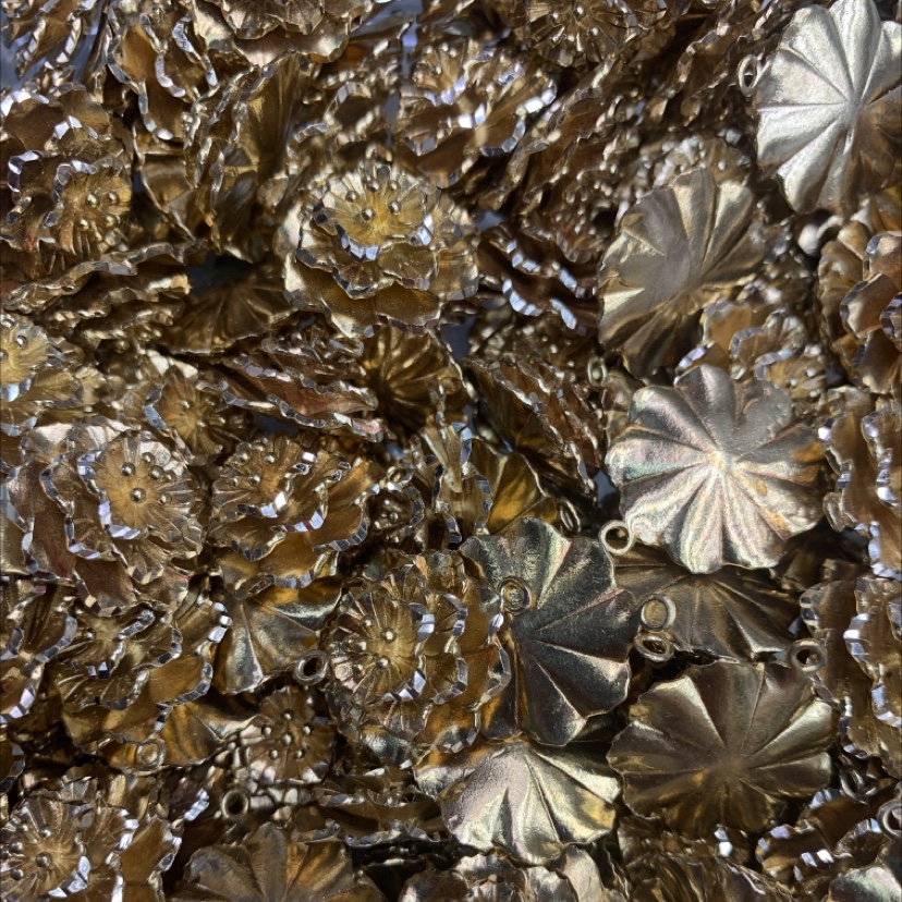 时尚花型吊坠铜色批花工艺铜铸吊坠潮款爆款时尚新品工厂直销吊坠锆石吊坠产品图