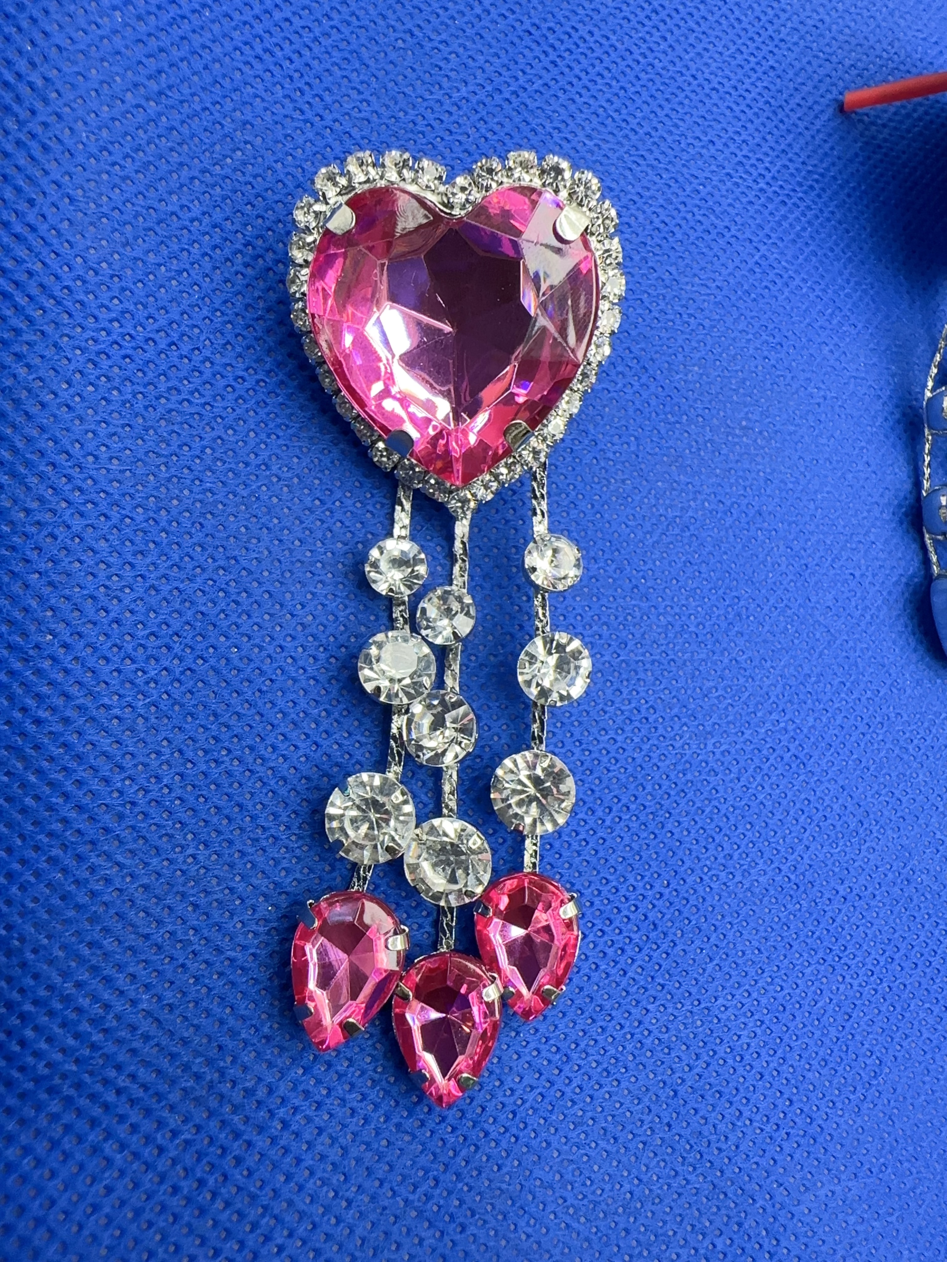 Super sparkling claw chain earrings, European and American exaggerated earrings, heart-shaped tassel earrings, women's diamond-encrusted full diamond dinner earrings detail image 4