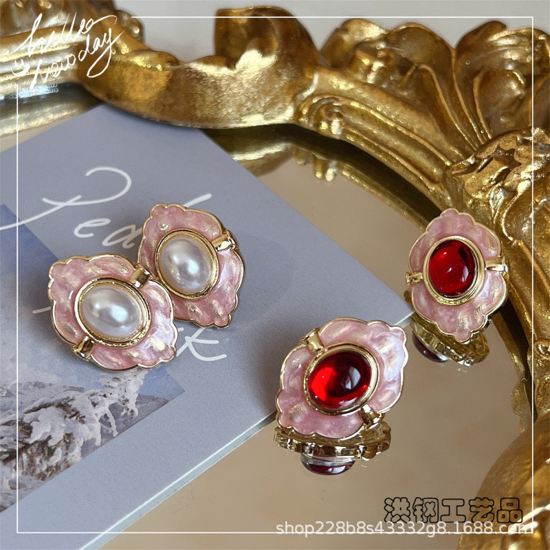 Qingdao Honggang Handicrafts Baroque-style 925 silver needle stud earrings, retro court-style exquisite noble lady Hong Kong-style pearl women's earrings and accessories detail image 6