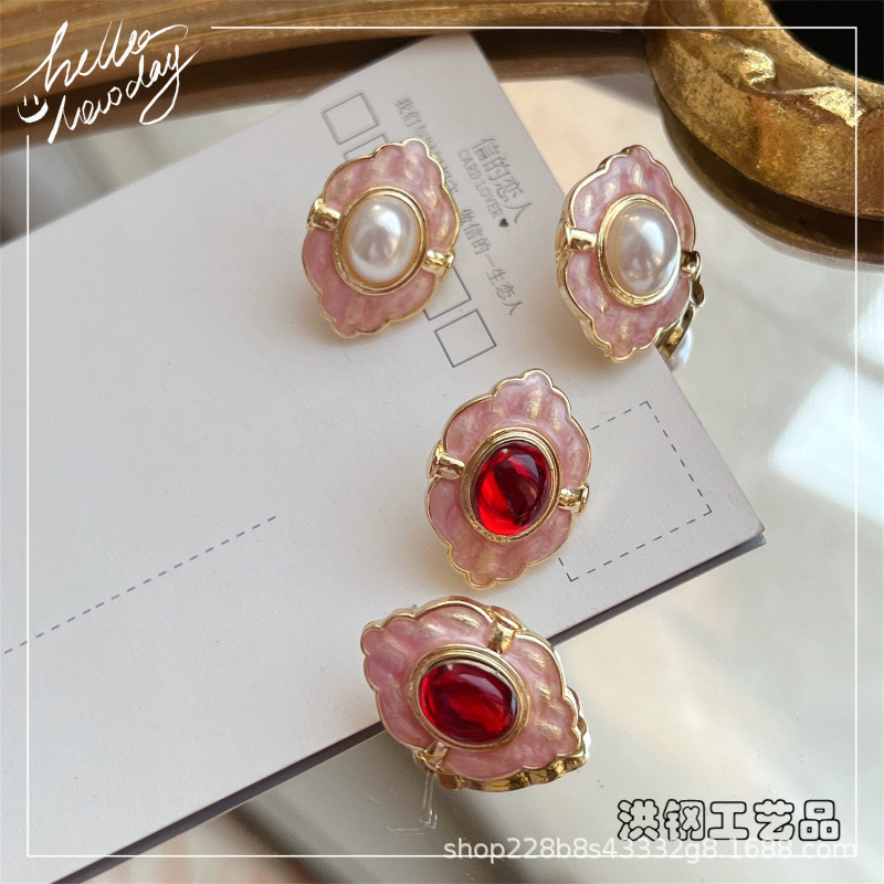 Qingdao Honggang Handicrafts Baroque-style 925 silver needle stud earrings, retro court-style exquisite noble lady Hong Kong-style pearl women's earrings and accessories details Picture