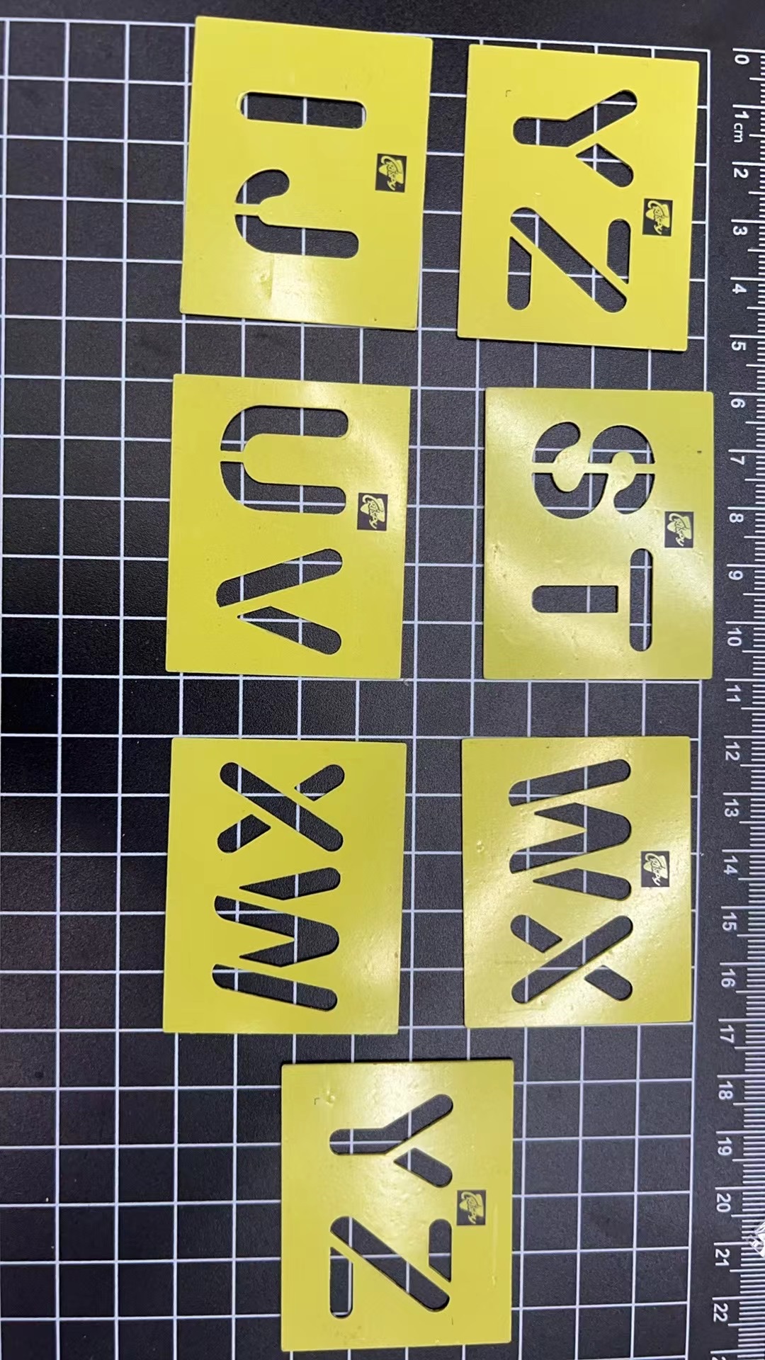 儿童玩具卡通拼接拼图 木质立体拼图 玩具成人智力挑战拼图益智游戏白底实物图