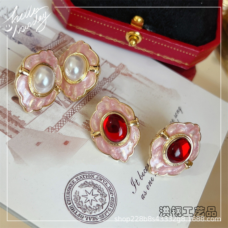Qingdao Honggang Handicrafts Baroque-style 925 silver needle stud earrings, retro court-style exquisite noble lady Hong Kong-style pearl women's earrings and accessories Application Scenario