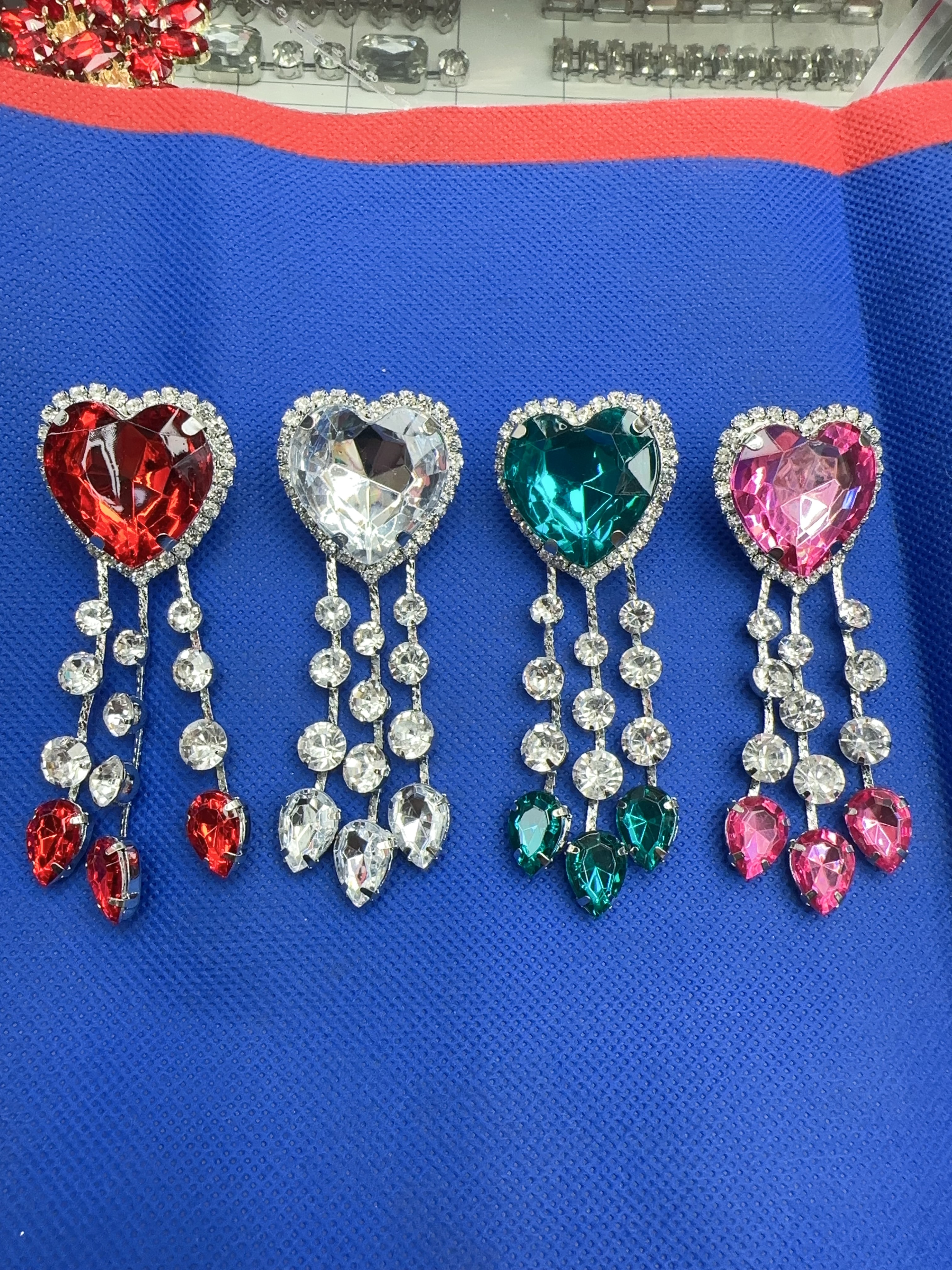 Super sparkling claw chain earrings, European and American exaggerated earrings, heart-shaped tassel earrings, women's diamond-encrusted full diamond dinner earrings