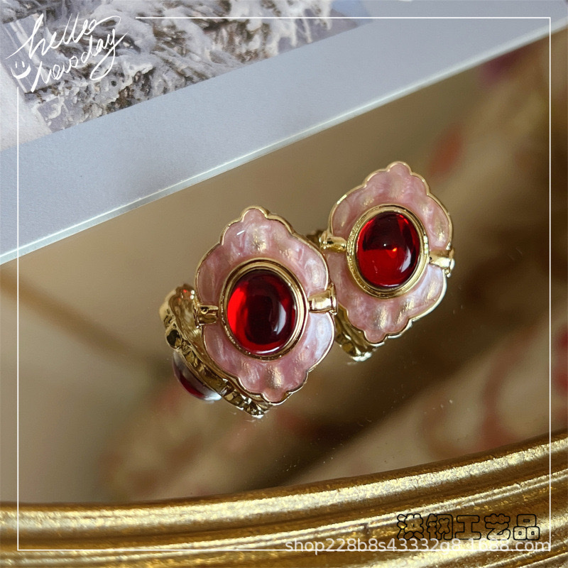 Qingdao Honggang Handicrafts Baroque-style 925 silver needle stud earrings, retro court-style exquisite noble lady Hong Kong-style pearl women's earrings and accessories detail image 3