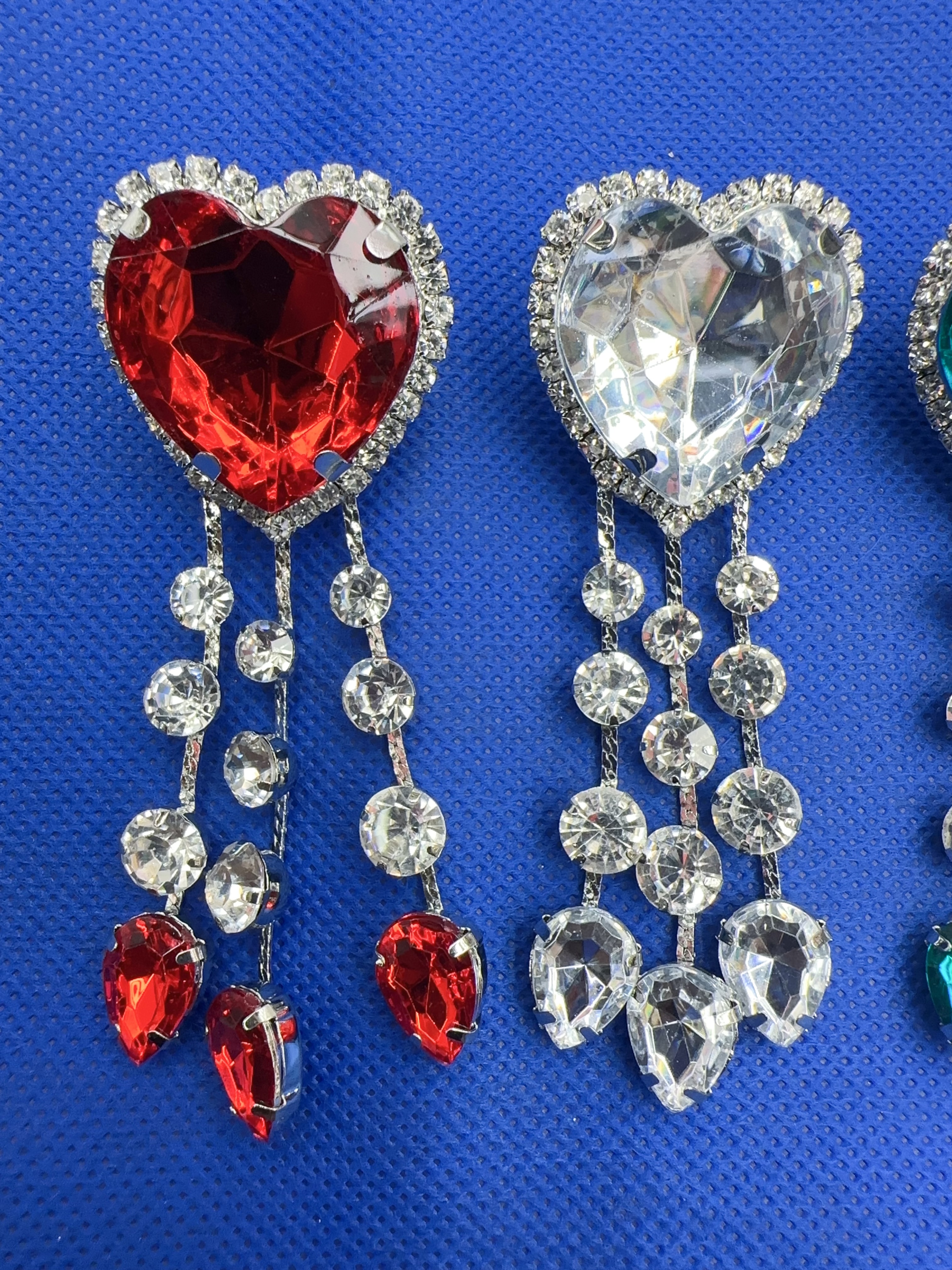 Super sparkling claw chain earrings, European and American exaggerated earrings, heart-shaped tassel earrings, women's diamond-encrusted full diamond dinner earrings detail image 2