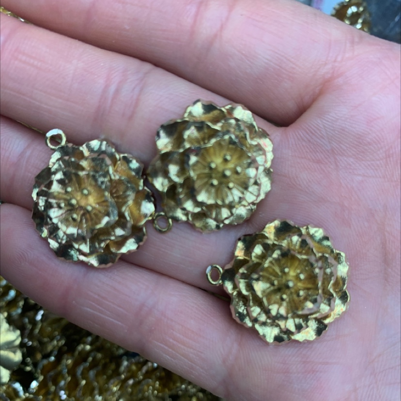 时尚花型吊坠铜色批花工艺铜铸吊坠潮款爆款时尚新品工厂直销吊坠锆石吊坠详情图2