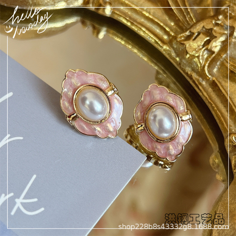 Qingdao Honggang Handicrafts Baroque-style 925 silver needle stud earrings, retro court-style exquisite noble lady Hong Kong-style pearl women's earrings and accessories detail image 2