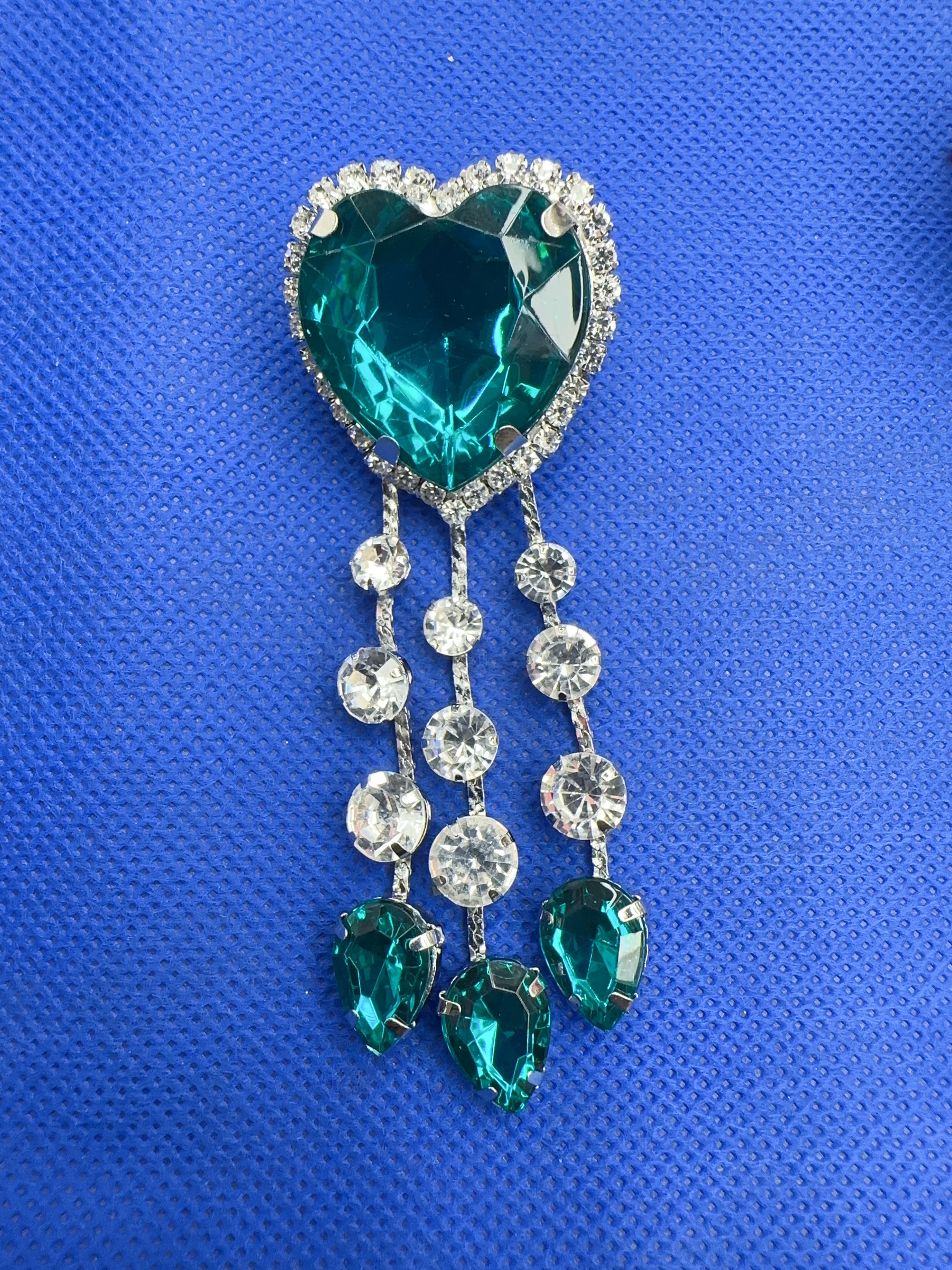 Super sparkling claw chain earrings, European and American exaggerated earrings, heart-shaped tassel earrings, women's diamond-encrusted full diamond dinner earrings detail image 5