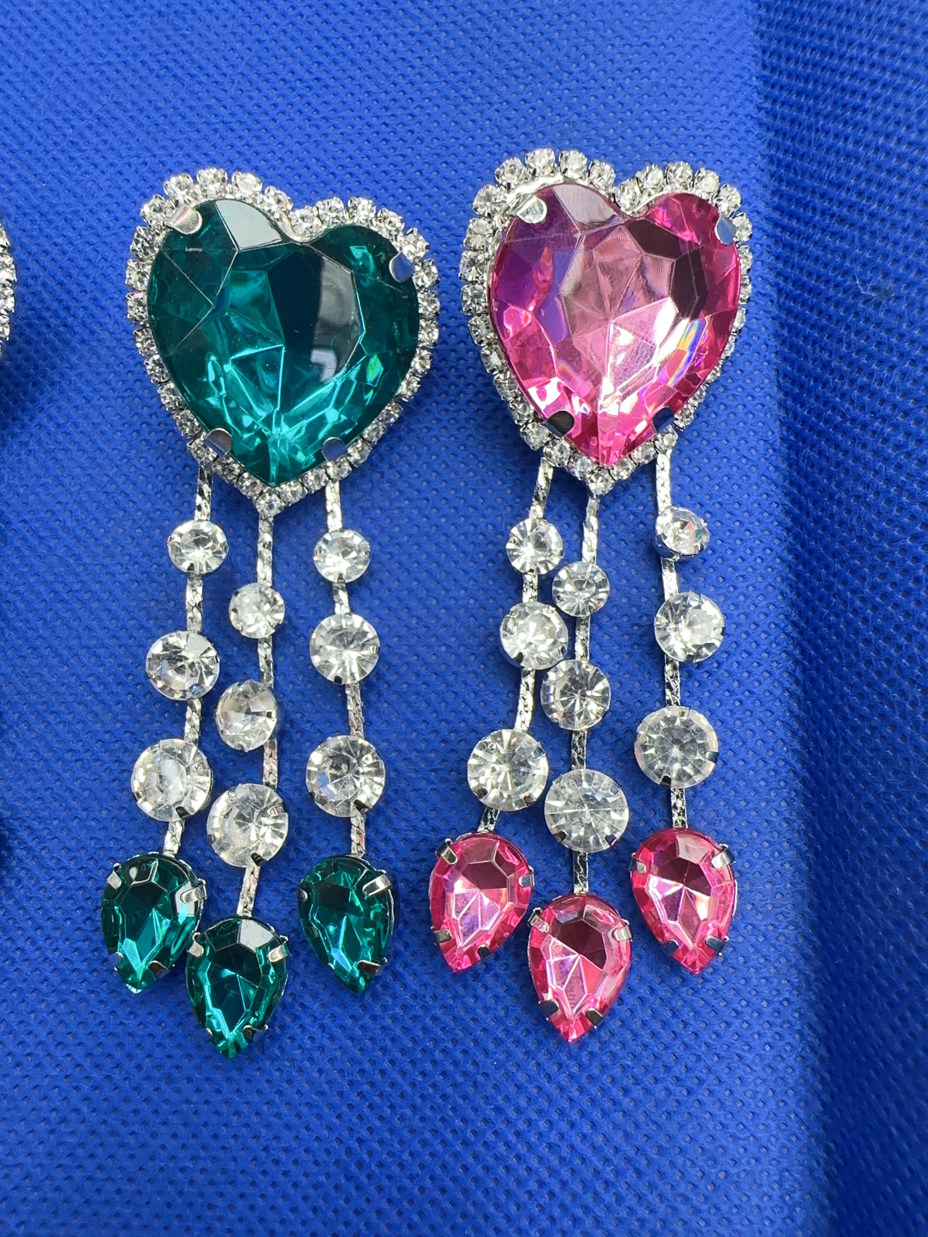 Super sparkling claw chain earrings, European and American exaggerated earrings, heart-shaped tassel earrings, women's diamond-encrusted full diamond dinner earrings Specification image