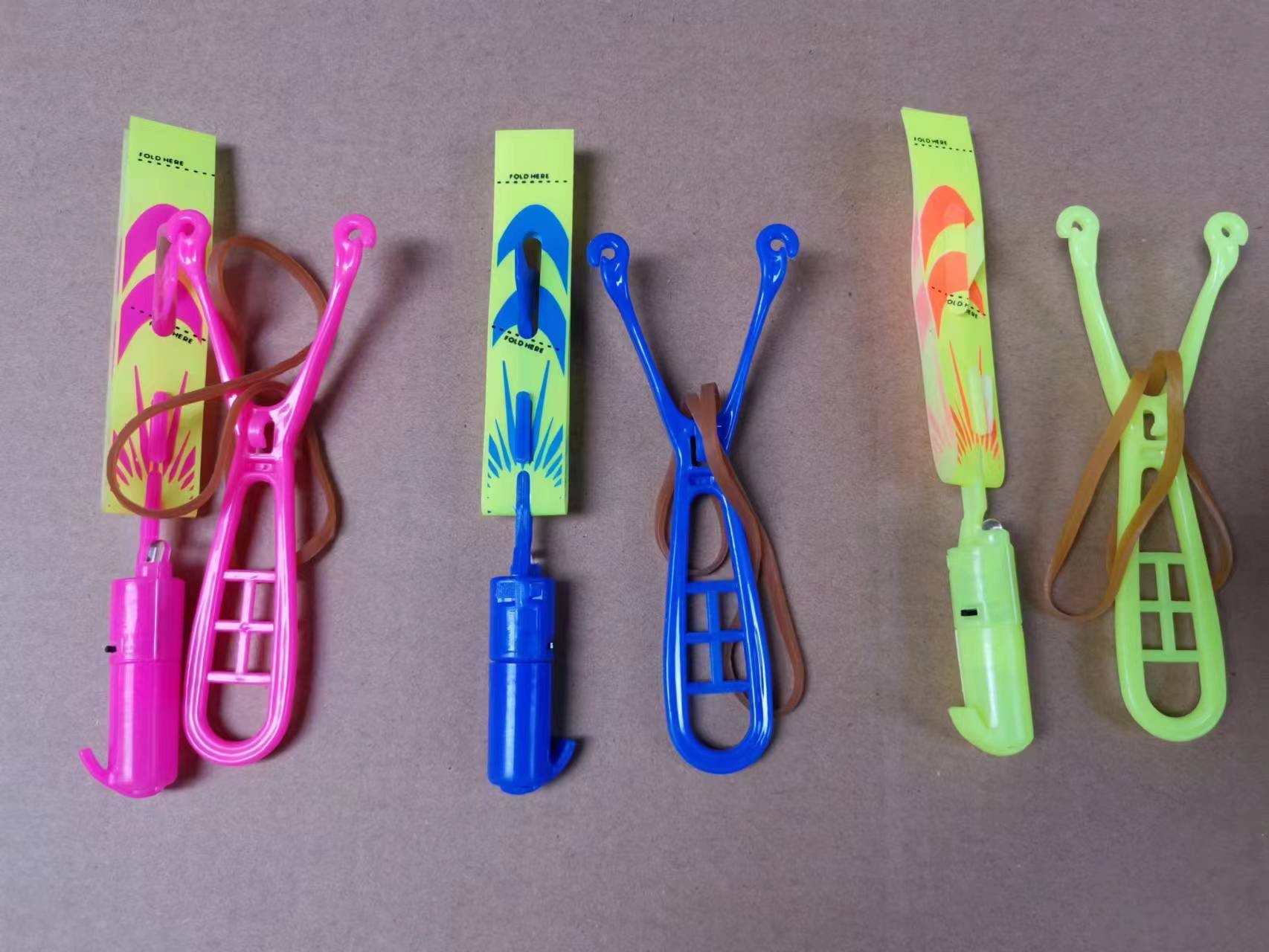 圆形口哨弹弓飞箭发光大号带灯弹射火箭新款闪光飞剑地摊玩具 产品图