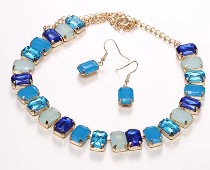 Popular accessories, nail art and clothing matching. DYY