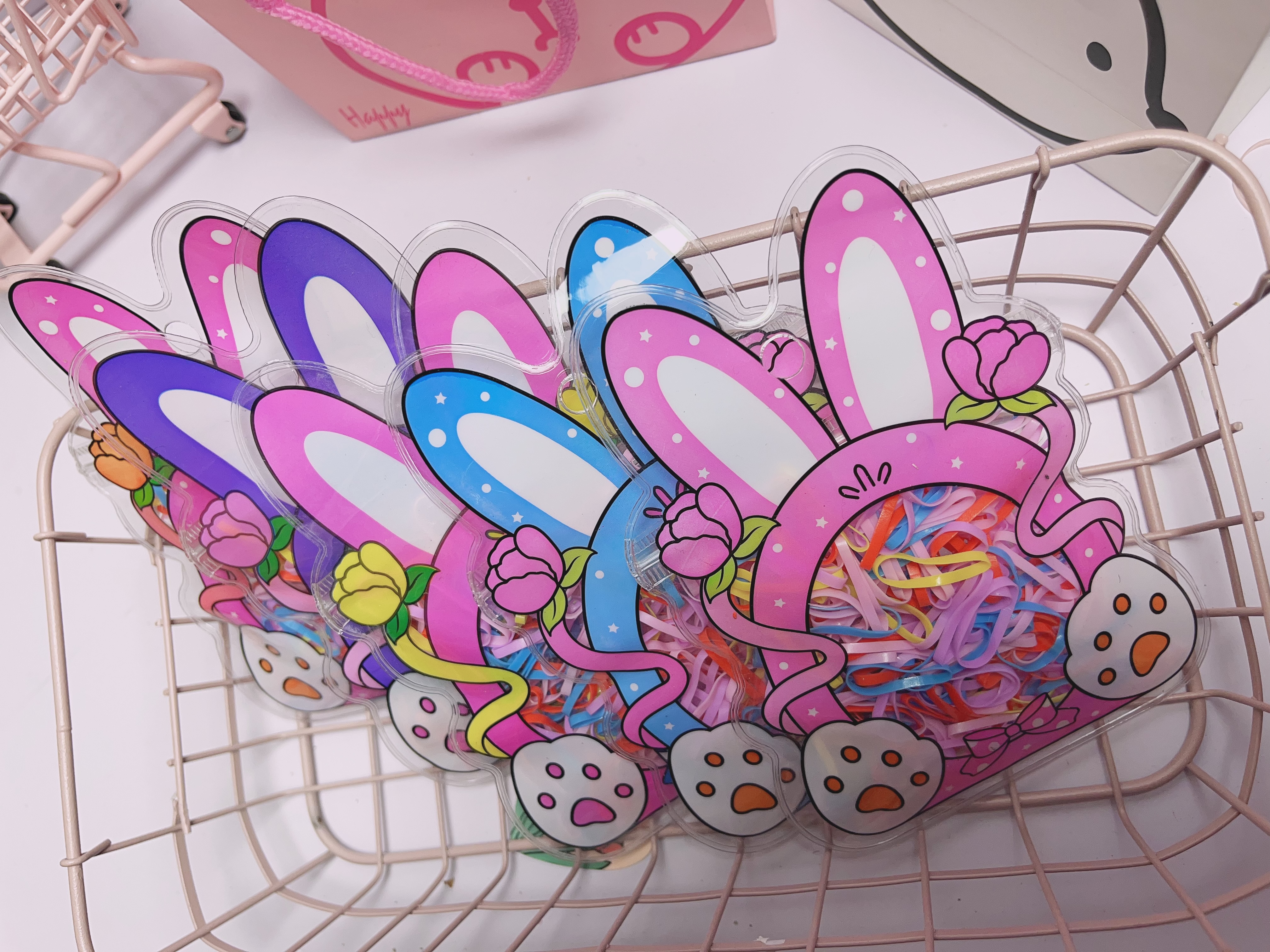 A box of transparent rubber band small hair bands, seamless and stretchable rubber bands, a hair tying wonder, a simple and fashionable hair accessory, a must-have for ladies. Rubber bands and leather bands Application Scenario