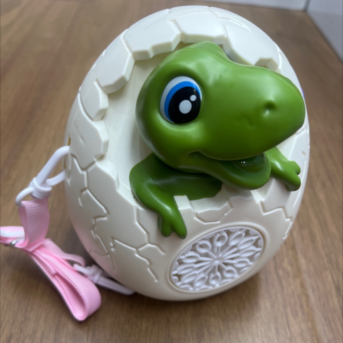 萌趣立体卡通恐龙、多孔设计出泡五彩缤纷、逼真的恐龙音效、LED灯光、恐龙蛋造型电动泡泡机
