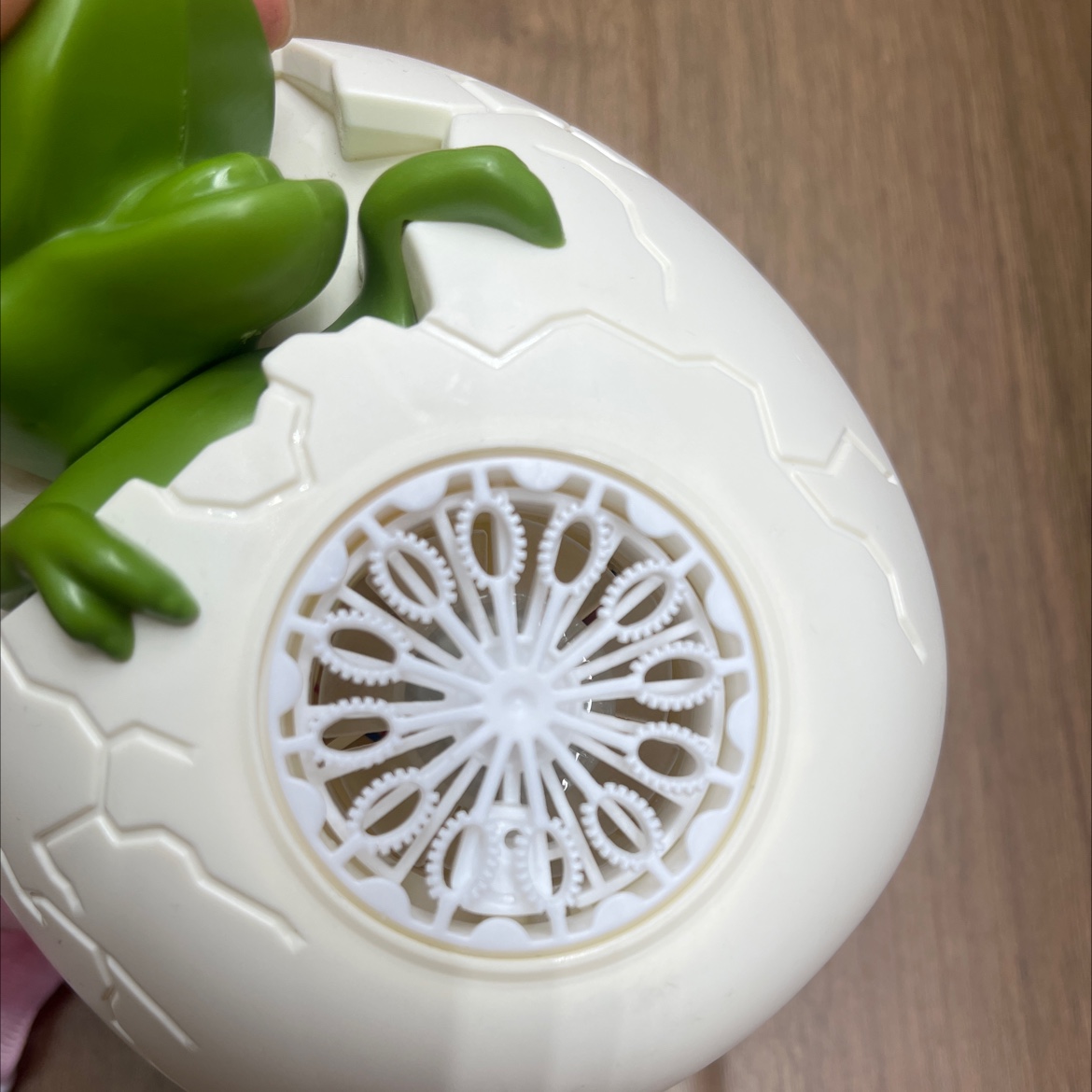 萌趣立体卡通恐龙、多孔设计出泡五彩缤纷、逼真的恐龙音效、LED灯光、恐龙蛋造型电动泡泡机产品图