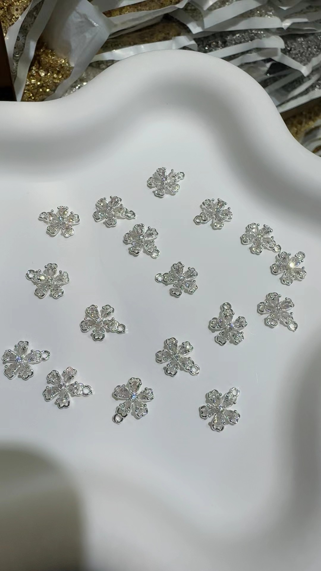 Copper-plated real gold, thick silver color retention zircon small Daisy single and double hanging flower pendants, diy handmade bracelet necklace accessories wholesale, diy jewelry accessories Item Picture