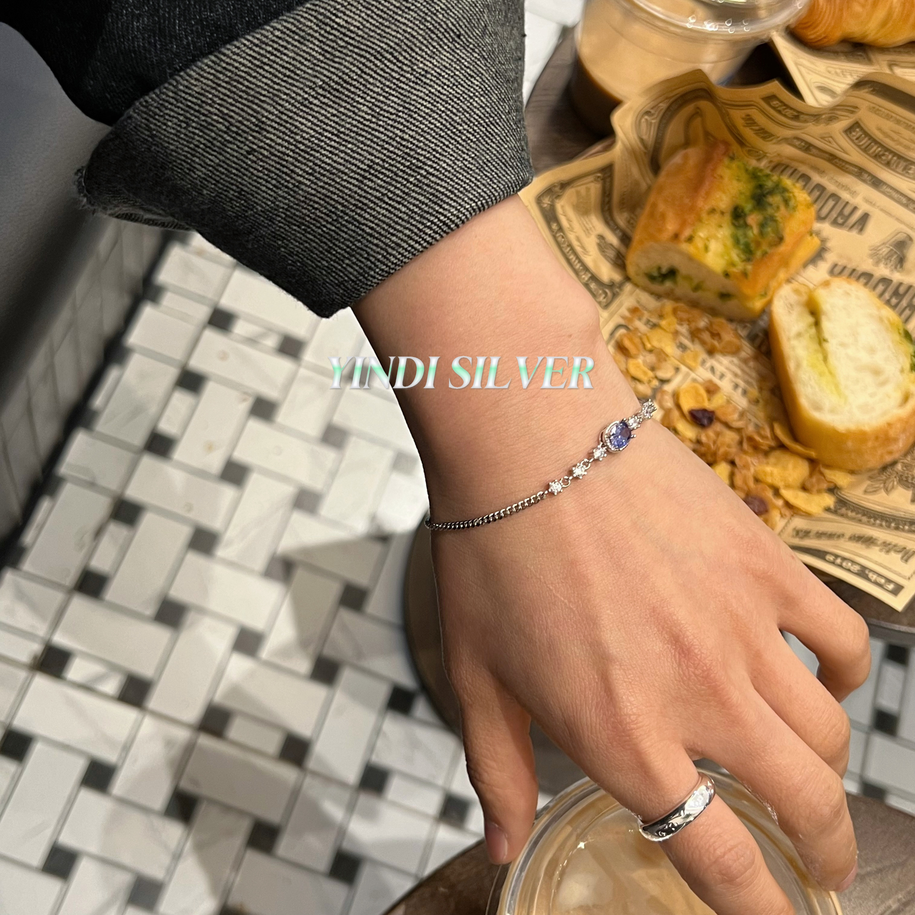 الزركونيوم بسوارات فضية صافية تعطي رفيقتها في موعد غرامي details Picture