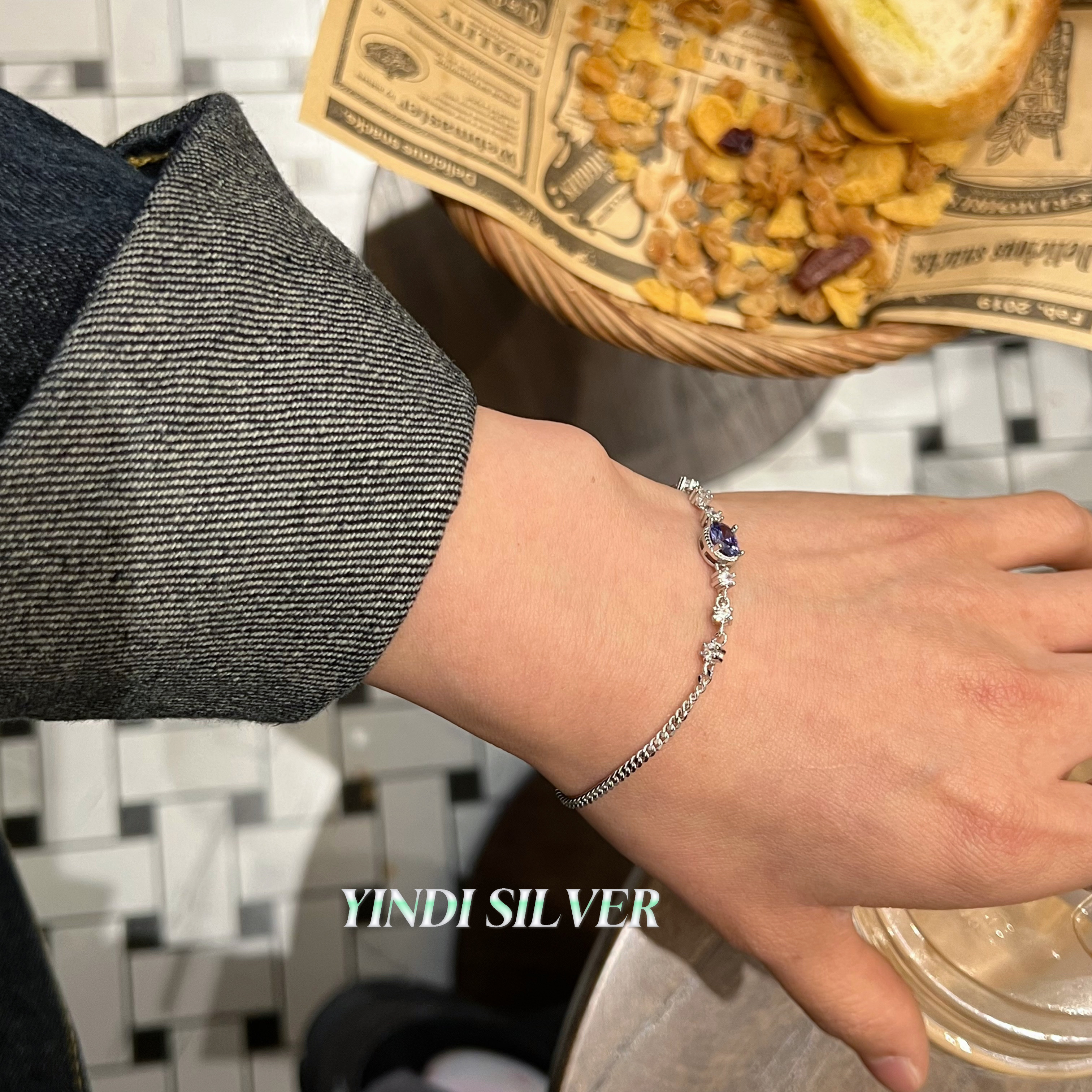 الزركونيوم بسوارات فضية صافية تعطي رفيقتها في موعد غرامي Item Picture