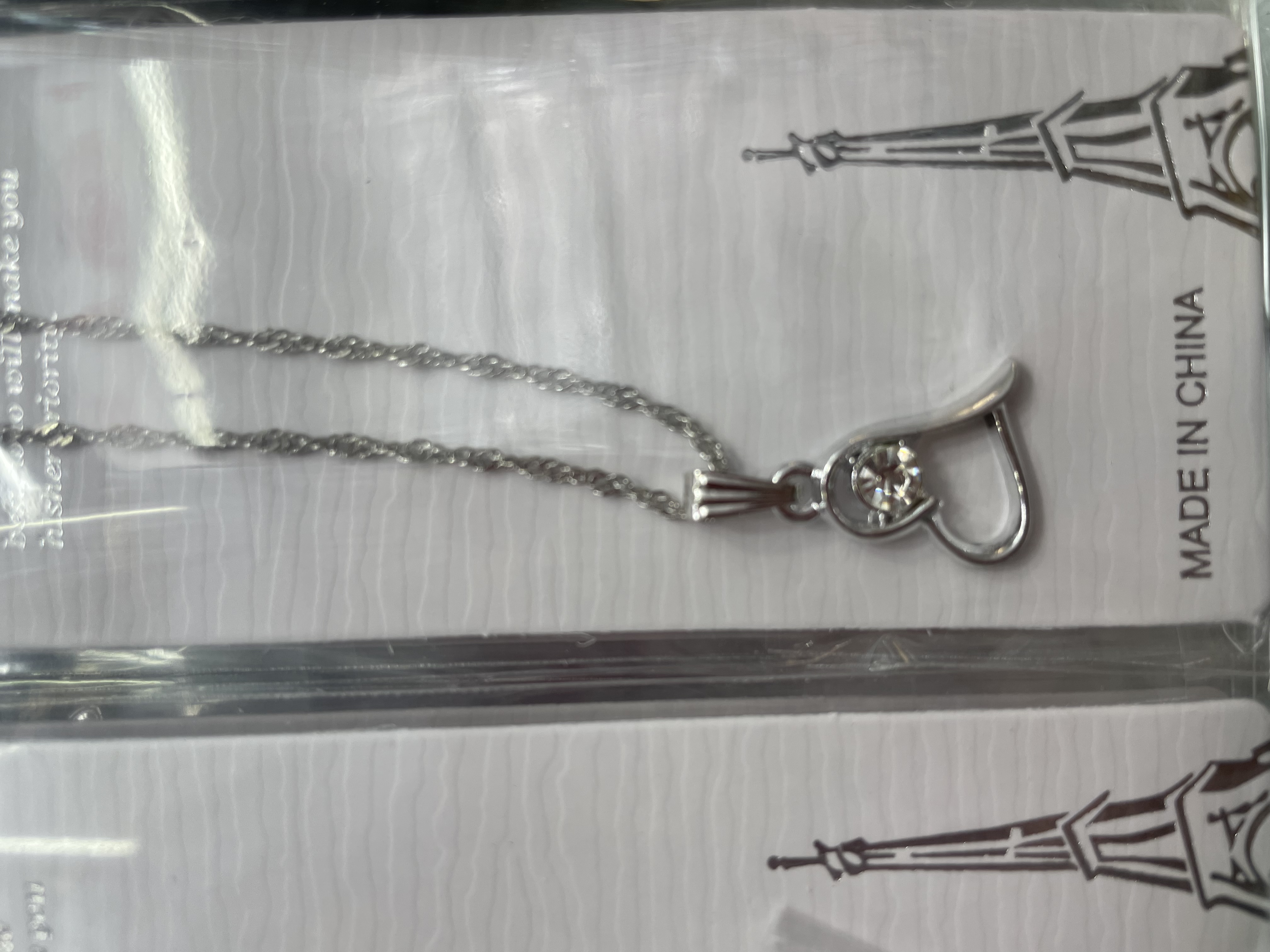 This water ripple chain necklace is a new type of women's necklace with a long card white background and diamonds. It is a suitable accessory necklace for various occasions. The heart-shaped necklace and heart-shaped pendant necklace are best-selling products.