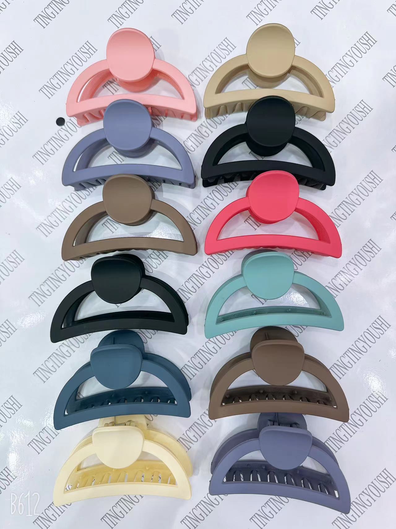Creative accessories: Shark clip, hair clip, and grab clip. Integrated design. New fashionable women's headwear. Simple and elegant. Creative accessories: shark clip, hair clip, and grab clip Application Scenario