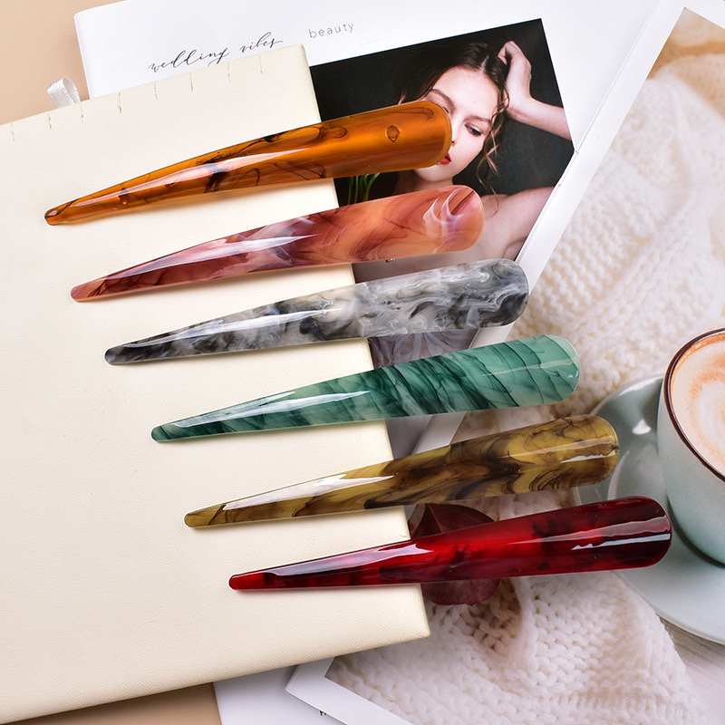 Acrylic horn clips, hair clips, hair accessories, grab clips, creative accessories, shark clips Application Scenario