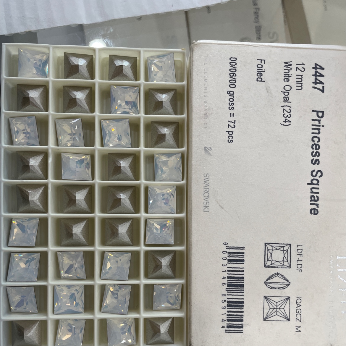 Special offer on Swarovski pointed-soled square 12mm Specification image