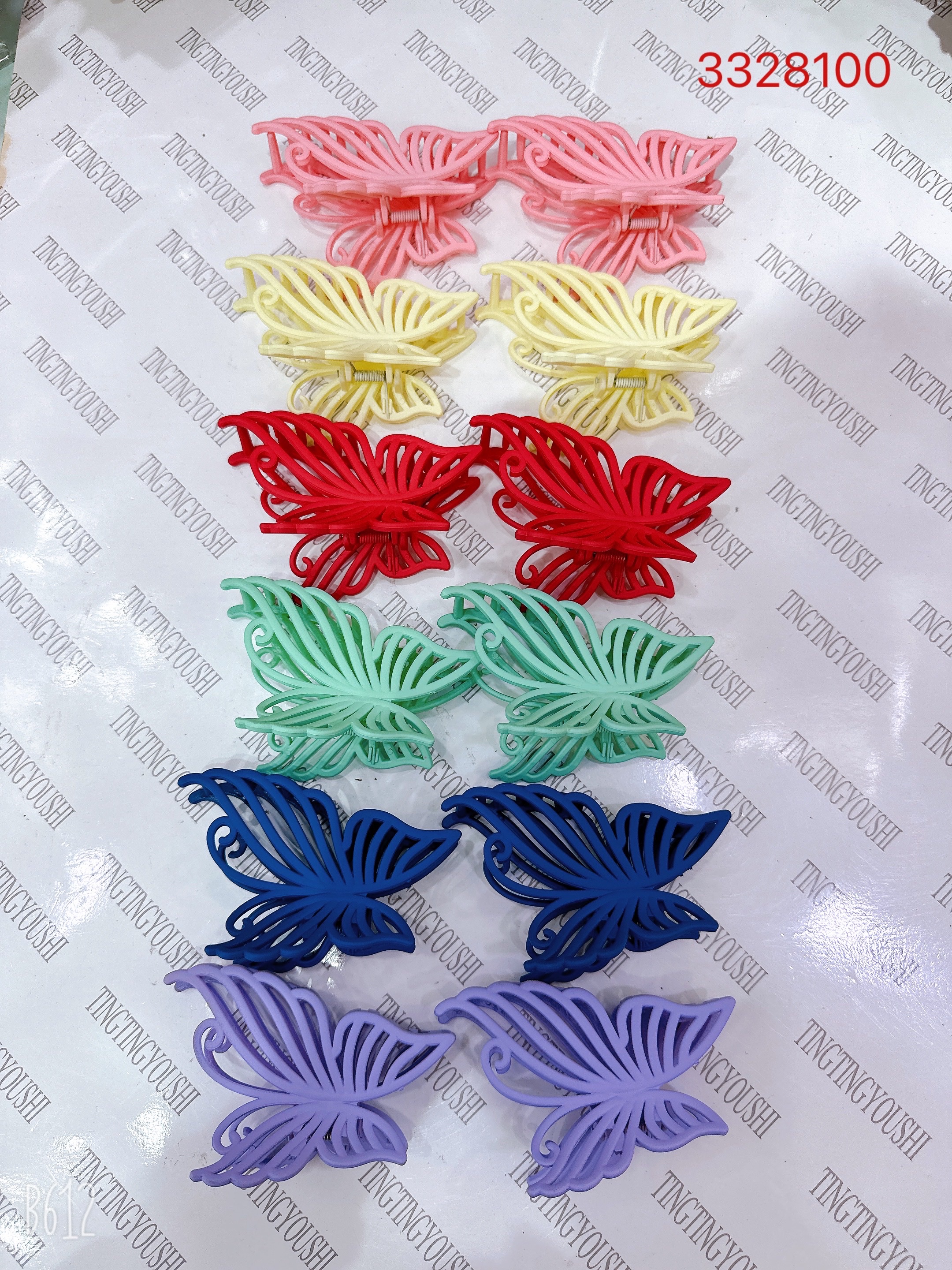Creative accessories: Shark clip, hair clip, and grab clip. Integrated design. New fashionable women's headwear. Simple and elegant. Creative accessories: shark clip, hair clip, and grab clip