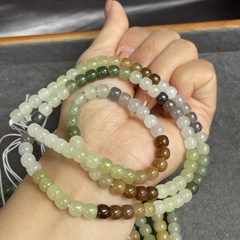 This is a 108-piece long chain bracelet necklace made of natural and Tian jade, suitable for both men and women. It features a clear water sugar material, smoke purple multi-treasure gradient color, and a new Chinese aesthetic design with a national trend Application Scenario
