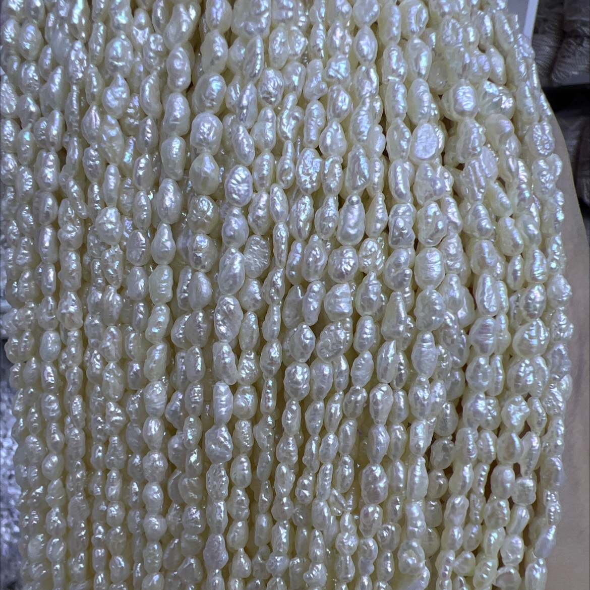 Natural freshwater wild beads 4-5mm thick, suitable for making necklaces and hand collars
