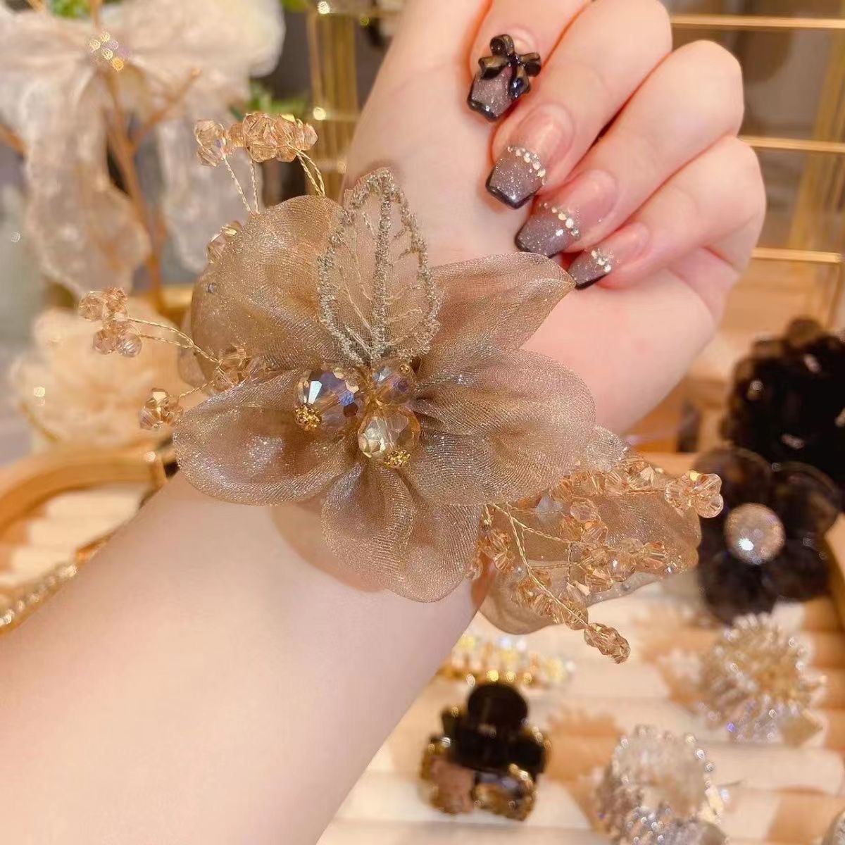 In the height of summer, Star Sea Flower hair band, light luxury fabric sunflower hair accessory, hair tie, hair tie, rubber band, large intestine hair band Application Scenario