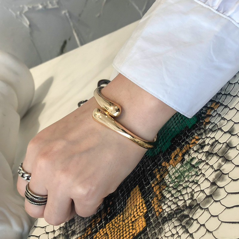Wholesale of new cross-border fashionable and versatile European and American alloy smooth, simple and irregular women's bracelet accessories from the manufacturer details Picture