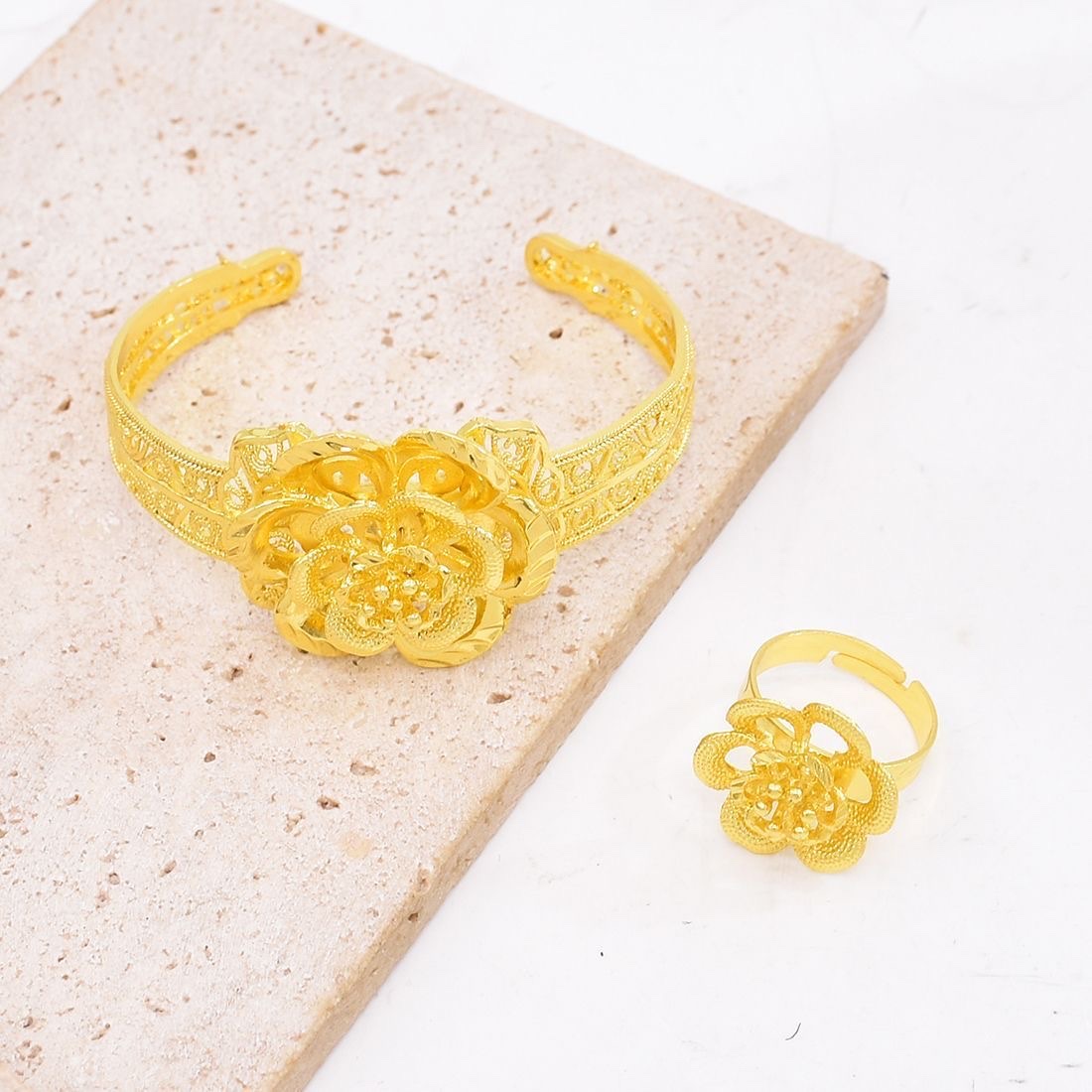 Fashionable ladies' jewelry gifts for 520: A ritualistic gift for yourself - rings, bracelets, adjustable openings, flower ornaments details Picture