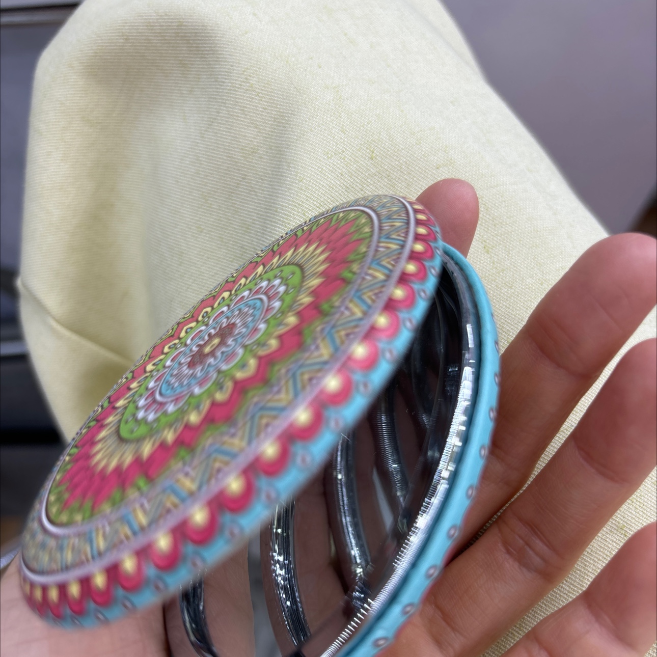 A series of display box packaging of ethnic-style oval makeup mirrors, cute PU makeup mirrors, portable and simple beauty small mirrors, folding creative mini double-sided round mirrors detail image 5