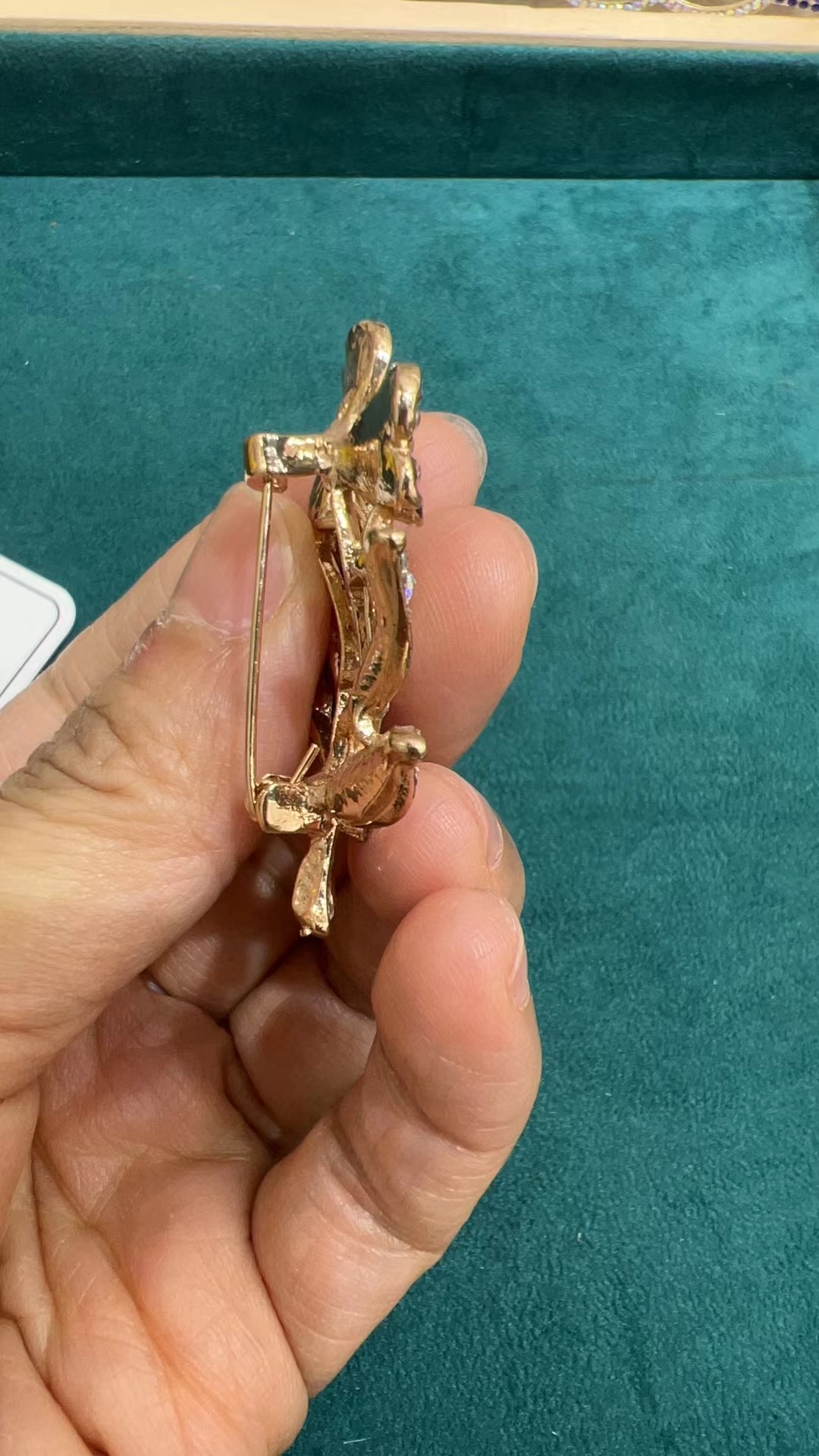 宝可梦系列骆驼造型玫瑰花胸针 蓝锆石点缀锆石皇冠设计 精致时尚女士首饰细节图
