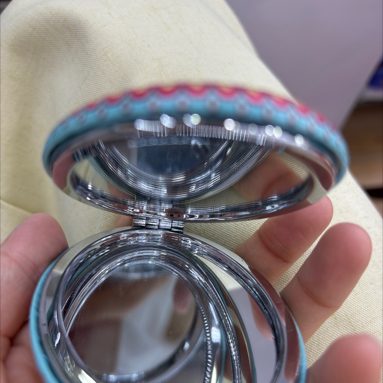 A series of display box packaging of ethnic-style oval makeup mirrors, cute PU makeup mirrors, portable and simple beauty small mirrors, folding creative mini double-sided round mirrors detail image 3