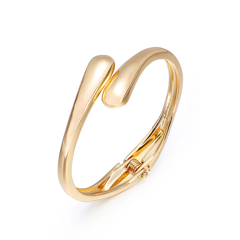 Wholesale of new cross-border fashionable and versatile European and American alloy smooth, simple and irregular women's bracelet accessories from the manufacturer Application Scenario