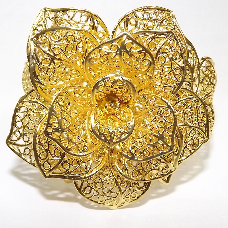 Genuine duty-free large gold flower pendant for women, new anti-real flower necklace, versatile bracelet for mom Application Scenario
