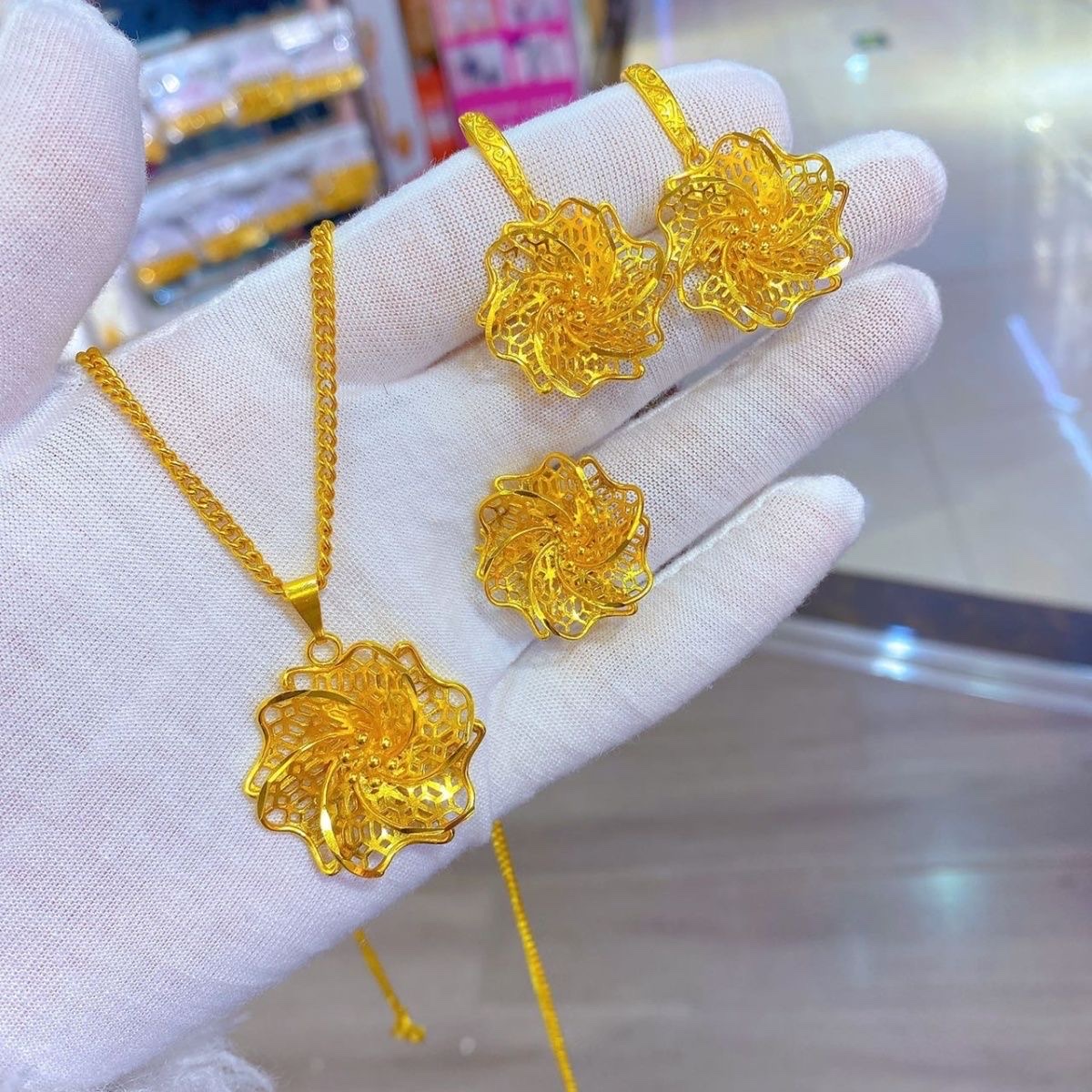 Fashionable ladies' jewelry gifts for 520: A ritualistic gift for yourself - rings, bracelets, adjustable openings, flower ornaments Specification image