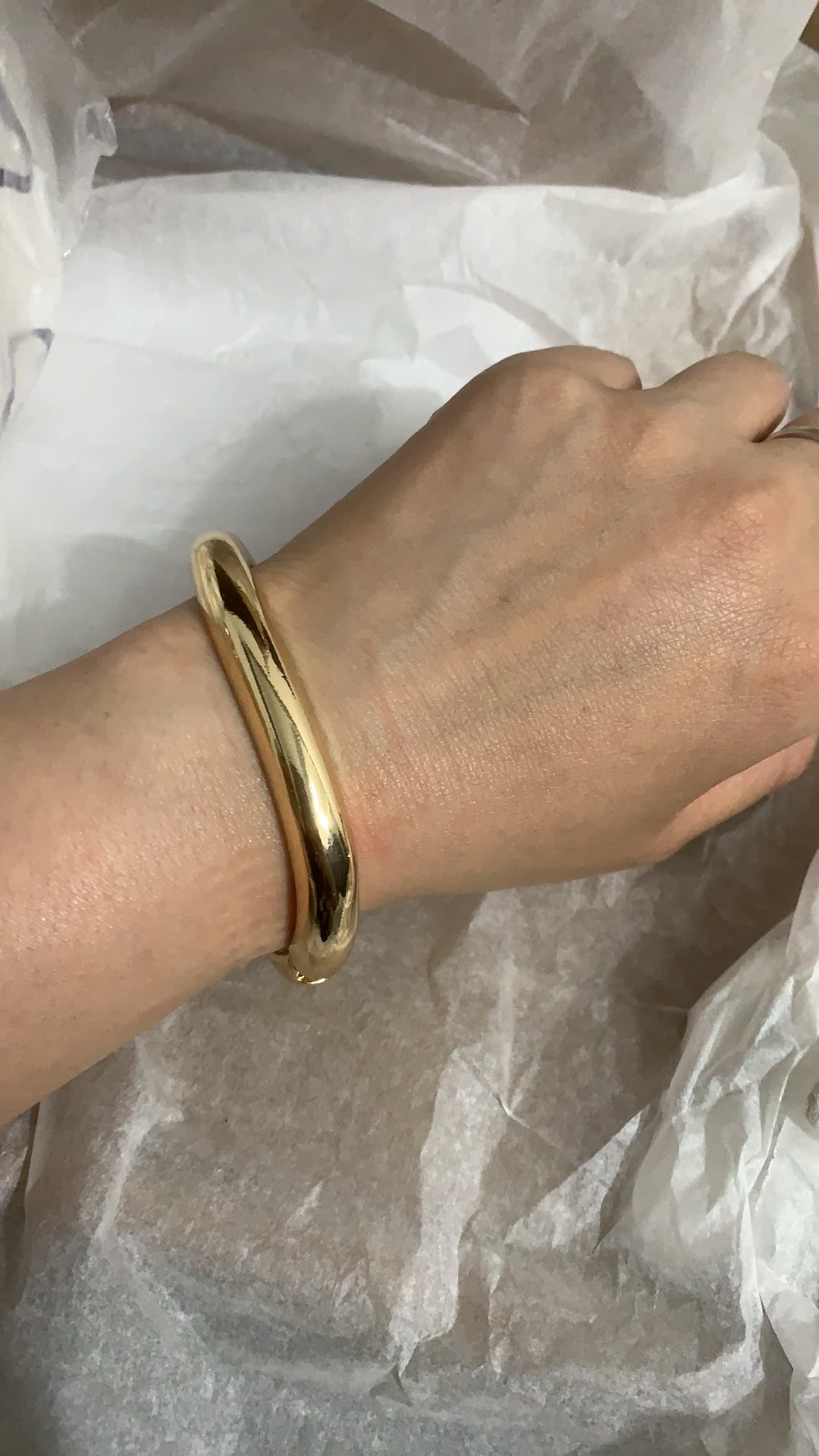 The smooth and simple design style is modern, fashionable and highly individualistic