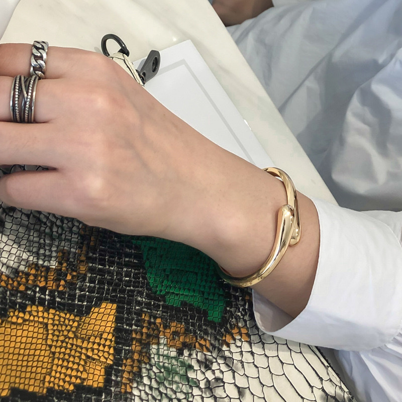 Wholesale of new cross-border fashionable and versatile European and American alloy smooth, simple and irregular women's bracelet accessories from the manufacturer Item Picture