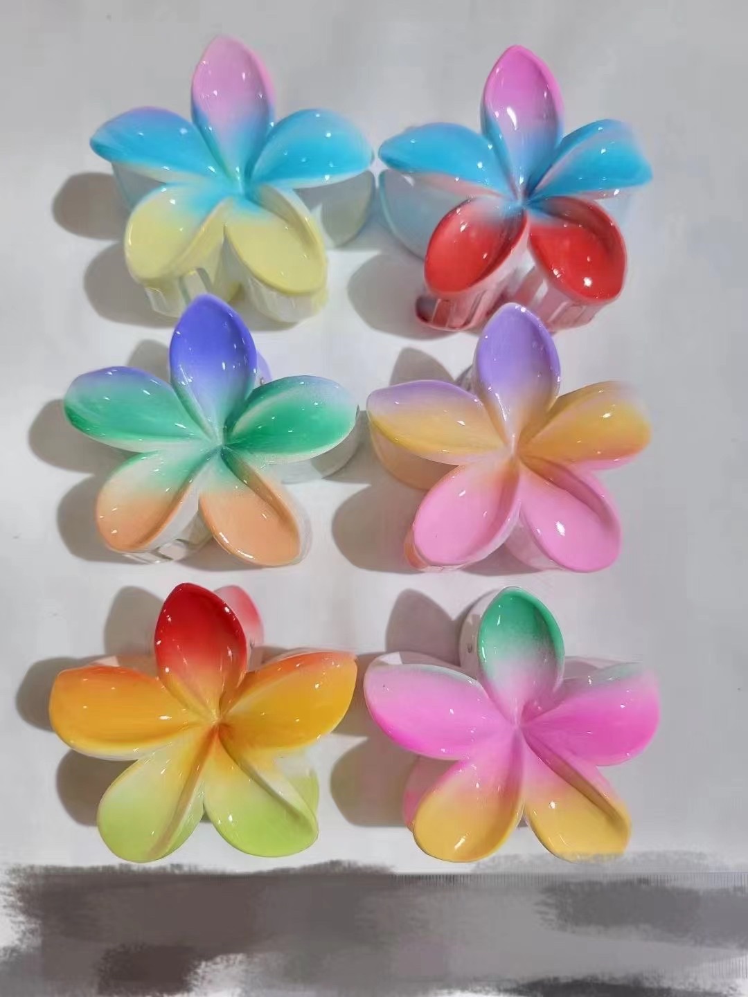 8cm new reverse-spray frangipani, seaside vacation hairpin and hair accessory gripper Application Scenario