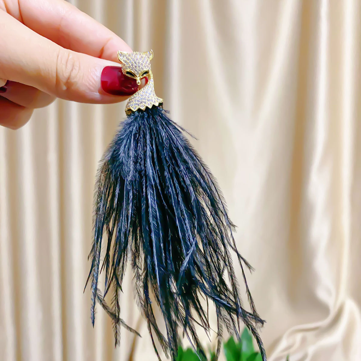 Fox feather brooch women's suit jacket corsage autumn and winter design sense sweater cardigan pin buckle accessories factory direct sales detail image 4