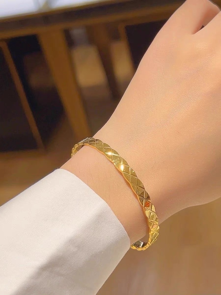 A fashionable women's bracelet made of titanium steel with CNC precision engraving and smooth diamond cutting surface Specification image