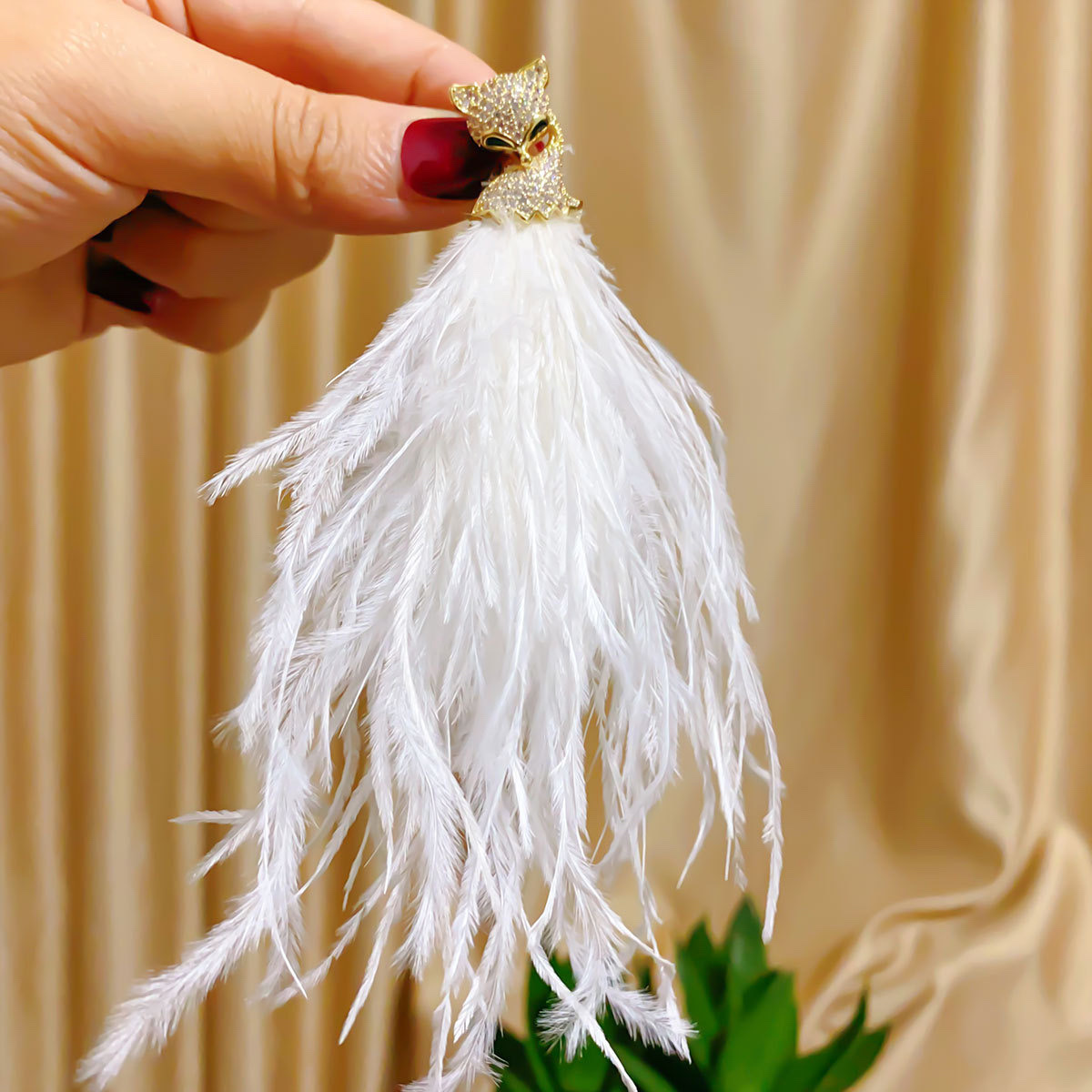 Fox feather brooch women's suit jacket corsage autumn and winter design sense sweater cardigan pin buckle accessories factory direct sales Specification image