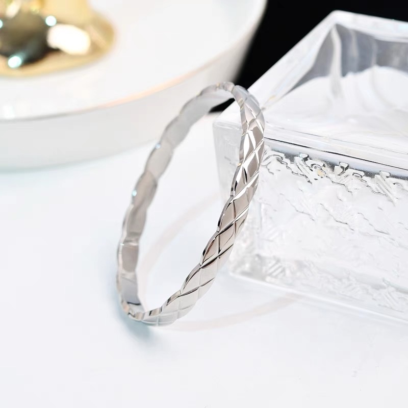 A fashionable women's bracelet made of titanium steel with CNC precision engraving and smooth diamond cutting surface details Picture