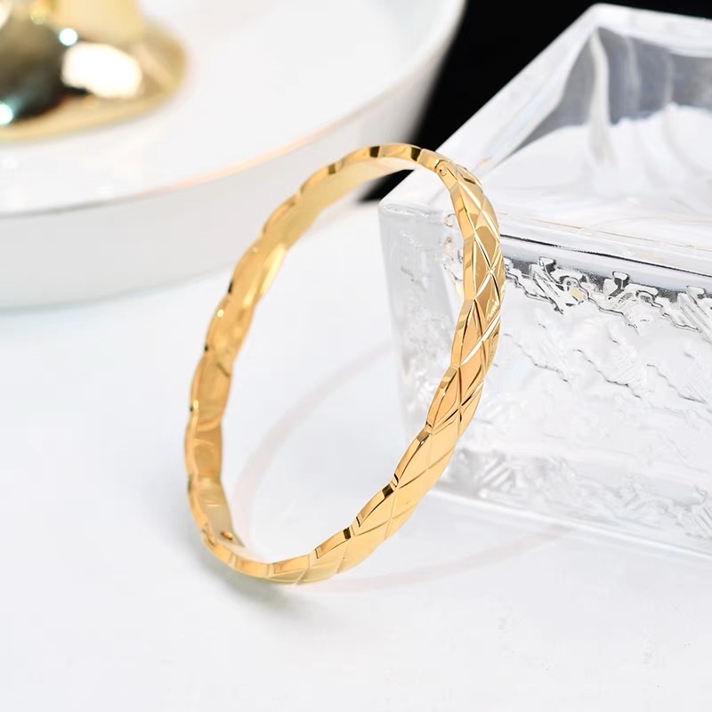 A fashionable women's bracelet made of titanium steel with CNC precision engraving and smooth diamond cutting surface Application Scenario