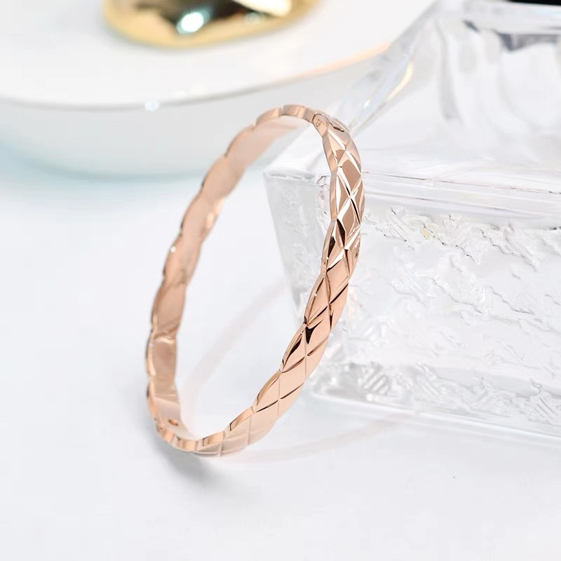 A fashionable women's bracelet made of titanium steel with CNC precision engraving and smooth diamond cutting surface Item Picture
