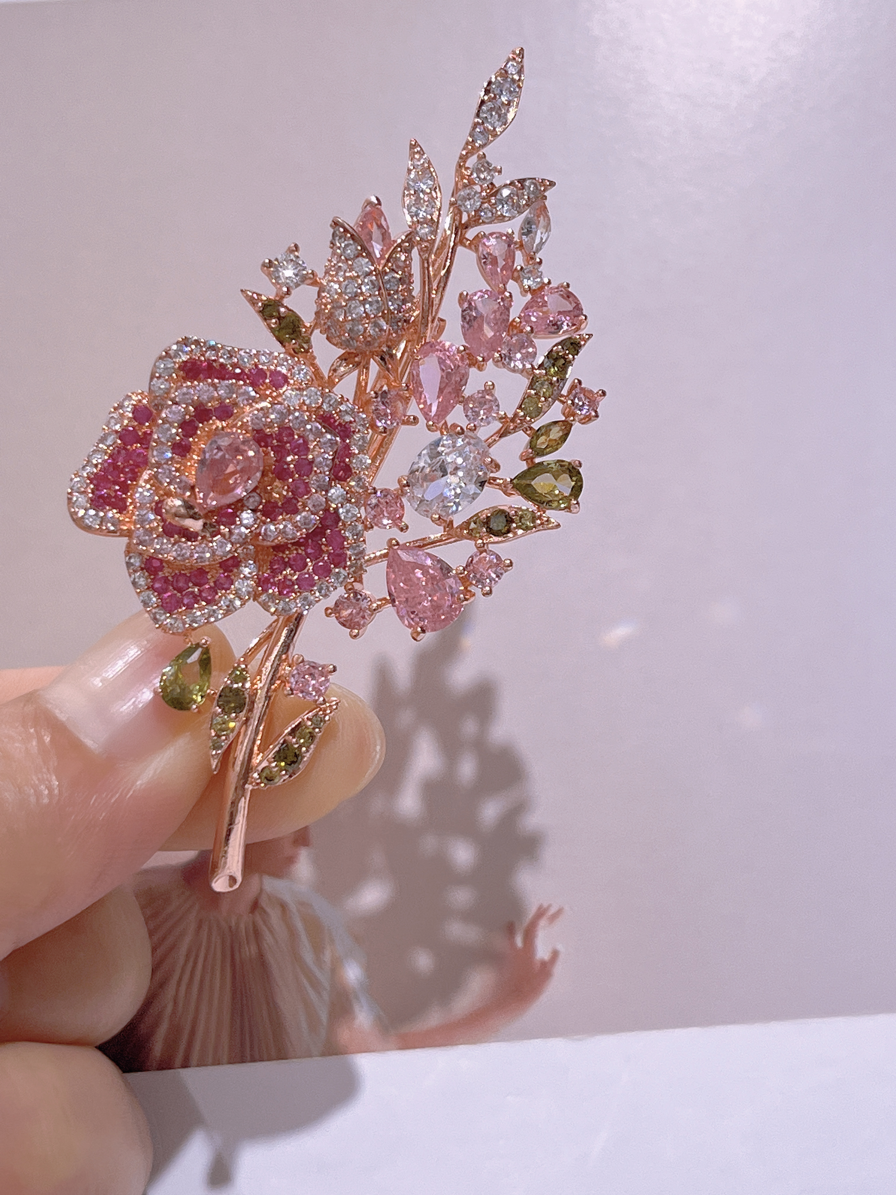 10690100粉色山茶花胸针 吊坠两用款