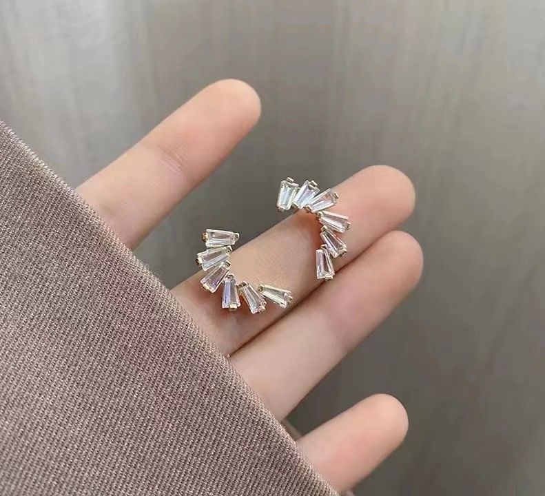 锆石耳环饰品 璀璨炫光 明星同款耳饰 时尚潮流女士耳环 高级感耳饰品
白底实物图