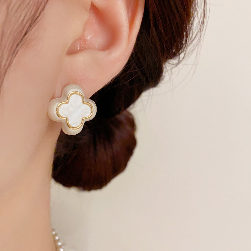 Flower-drop oil fashionable and versatile stud earrings, high-end accessories, simple and fashionable stud earrings, exquisite stud earrings, ladies' style details Picture